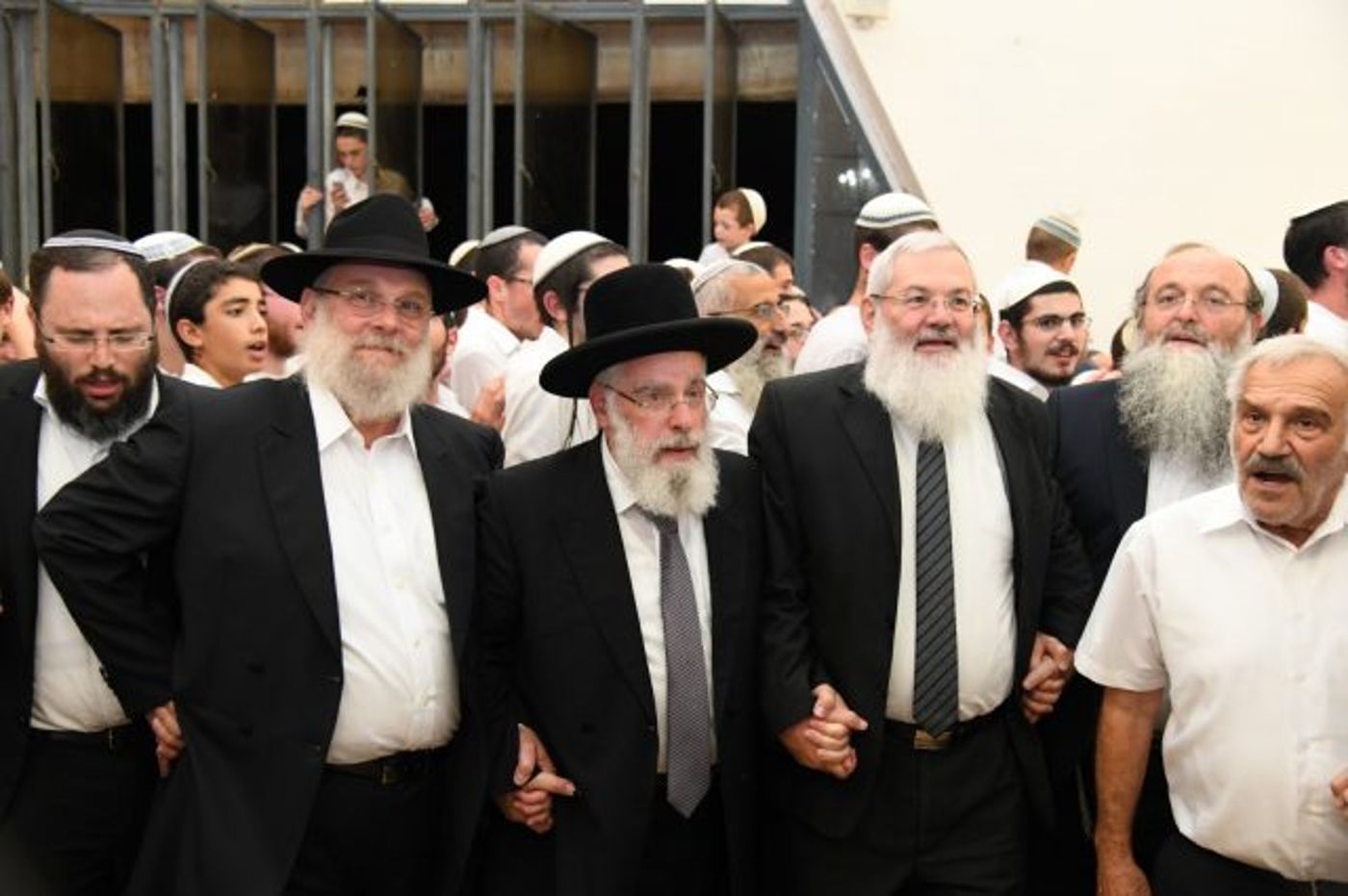 גלרית ענק: שמחת בית השואבה ב'מרכז הרב'. צפו