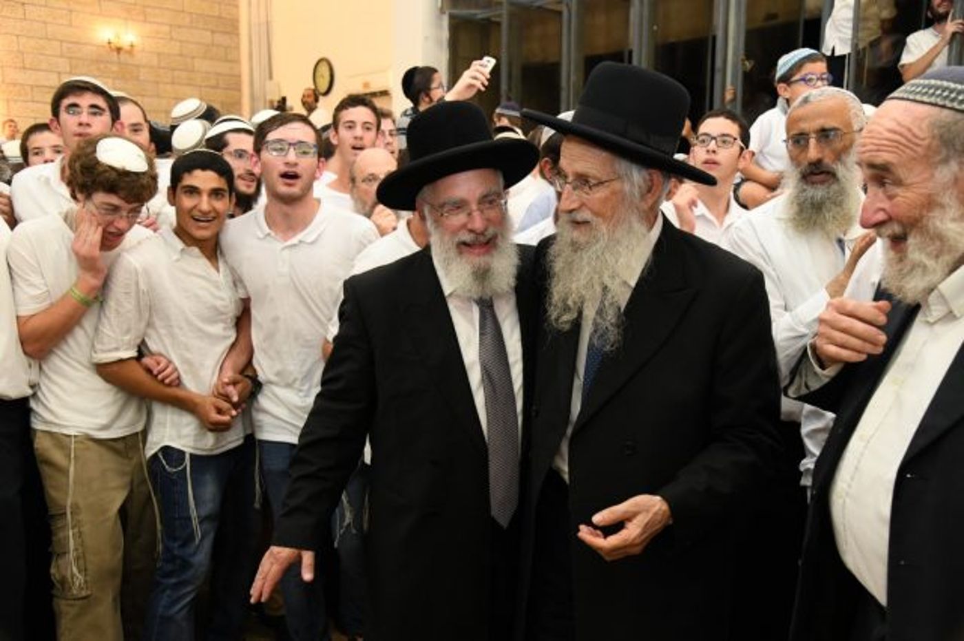גלרית ענק: שמחת בית השואבה ב'מרכז הרב'. צפו