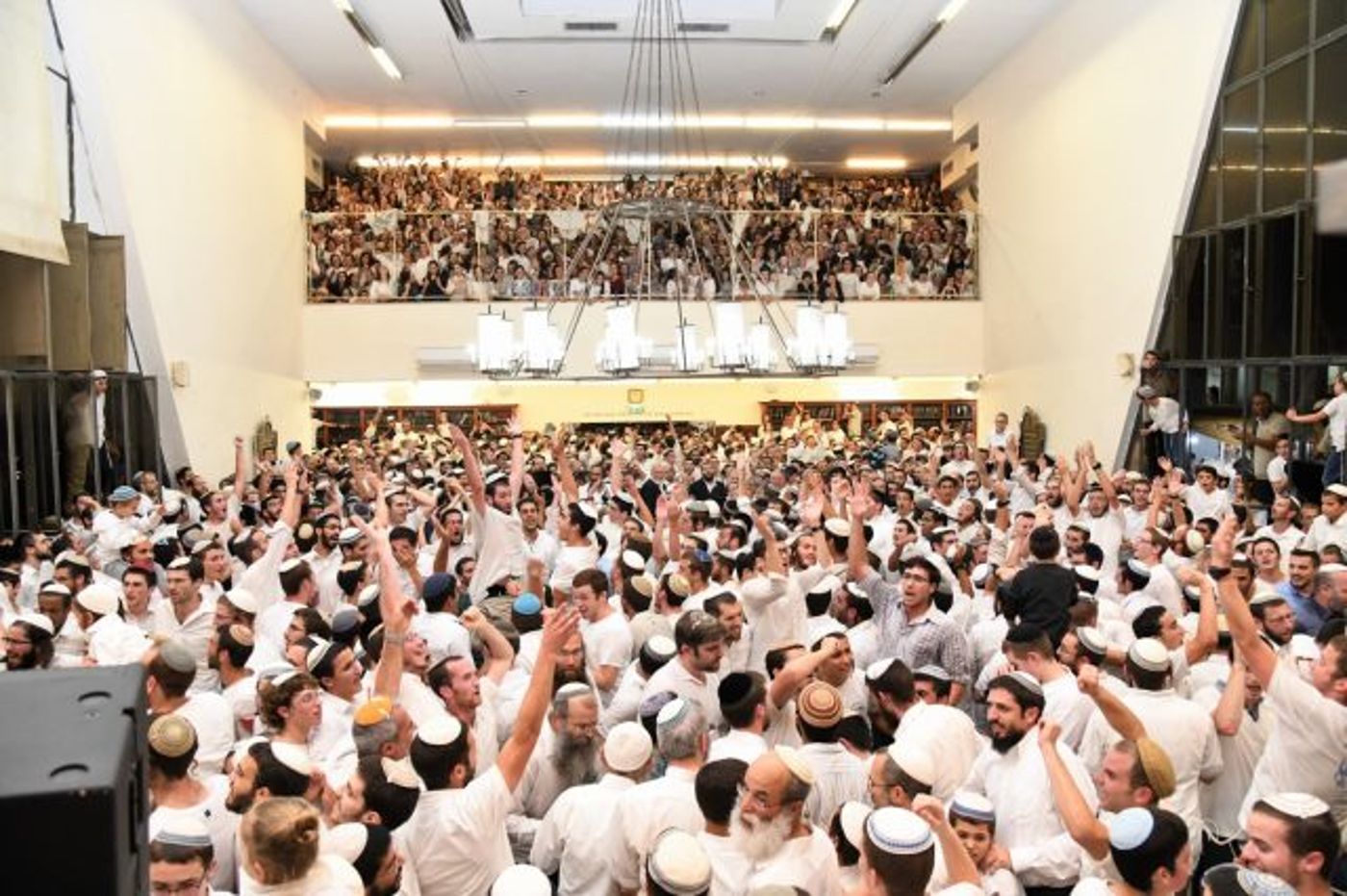 גלרית ענק: שמחת בית השואבה ב'מרכז הרב'. צפו