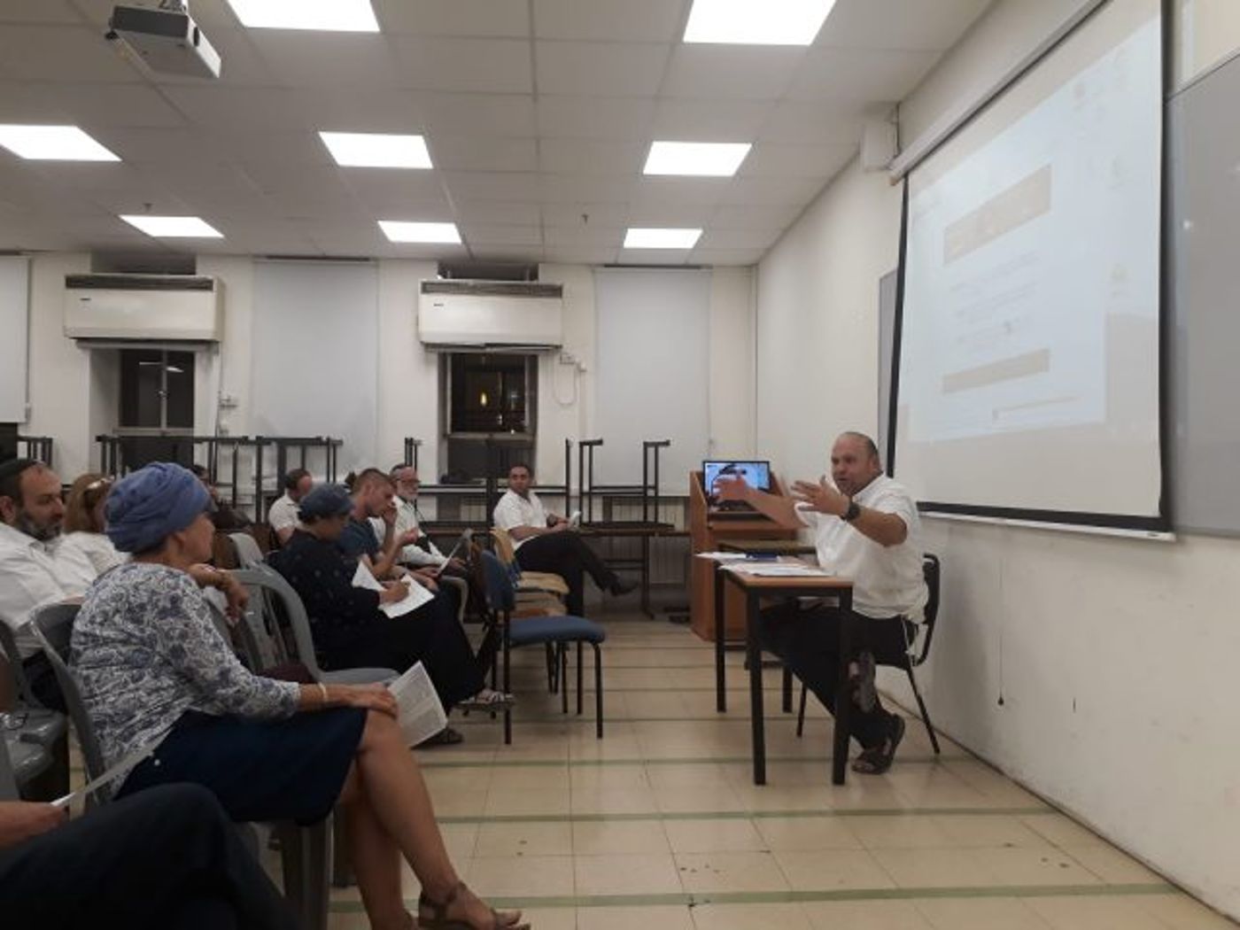 גלריה: ליל הושענא רבה במכללת 'הרצוג'. צפו