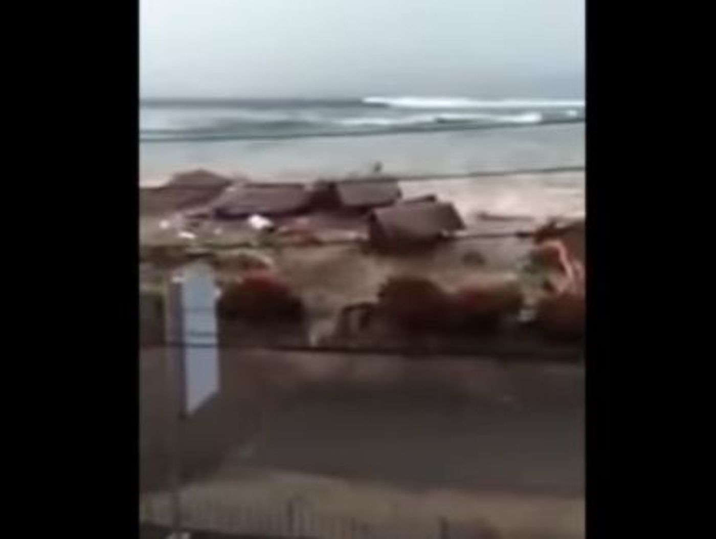 מעל לאלף הרוגים; צפו: רגע פגיעת הצונאמי באינדונזיה