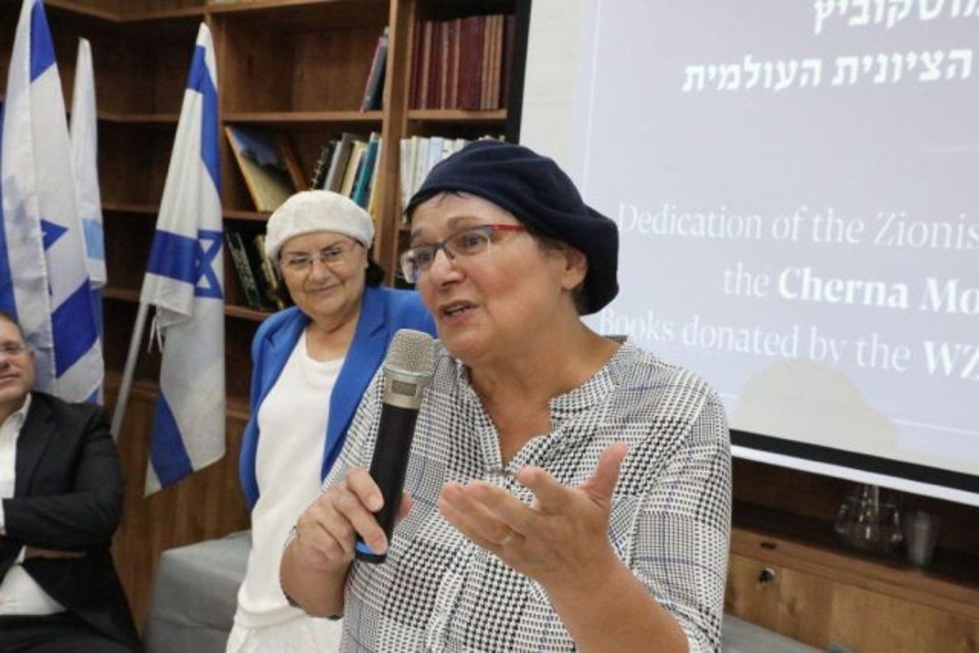 הזוג שרנסקי חנך את הספרייה הציונית בגוש עציון