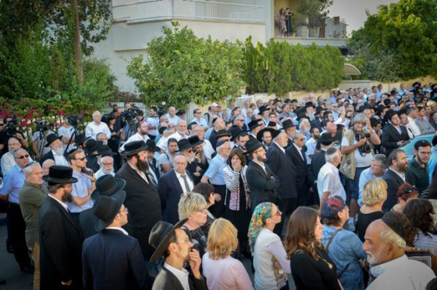 טקס ההספד לוינרוט סמוך לביתו