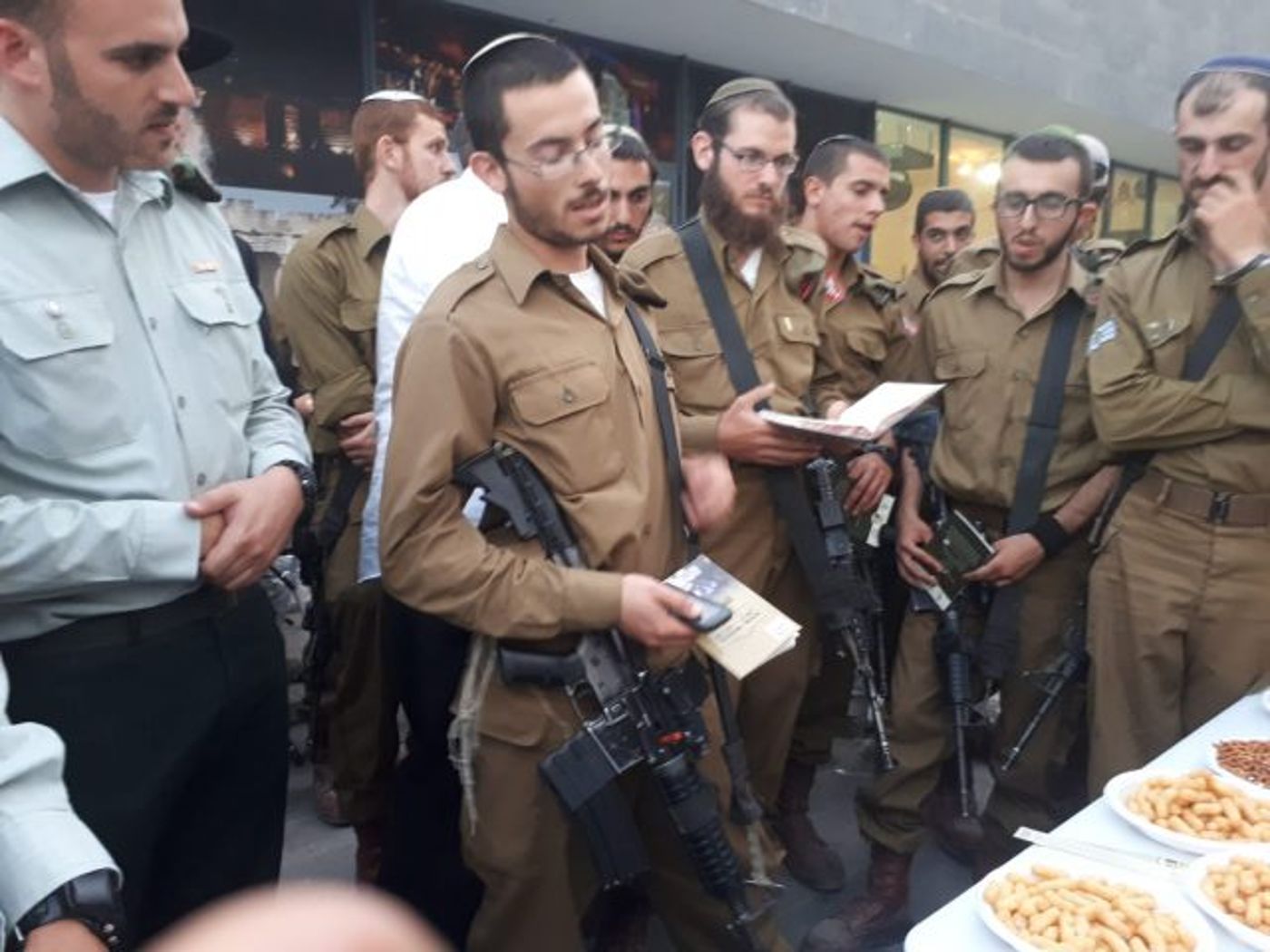 מרגש: הבני"שים קיבלו כומתה וסיימו מסכת. צפו
