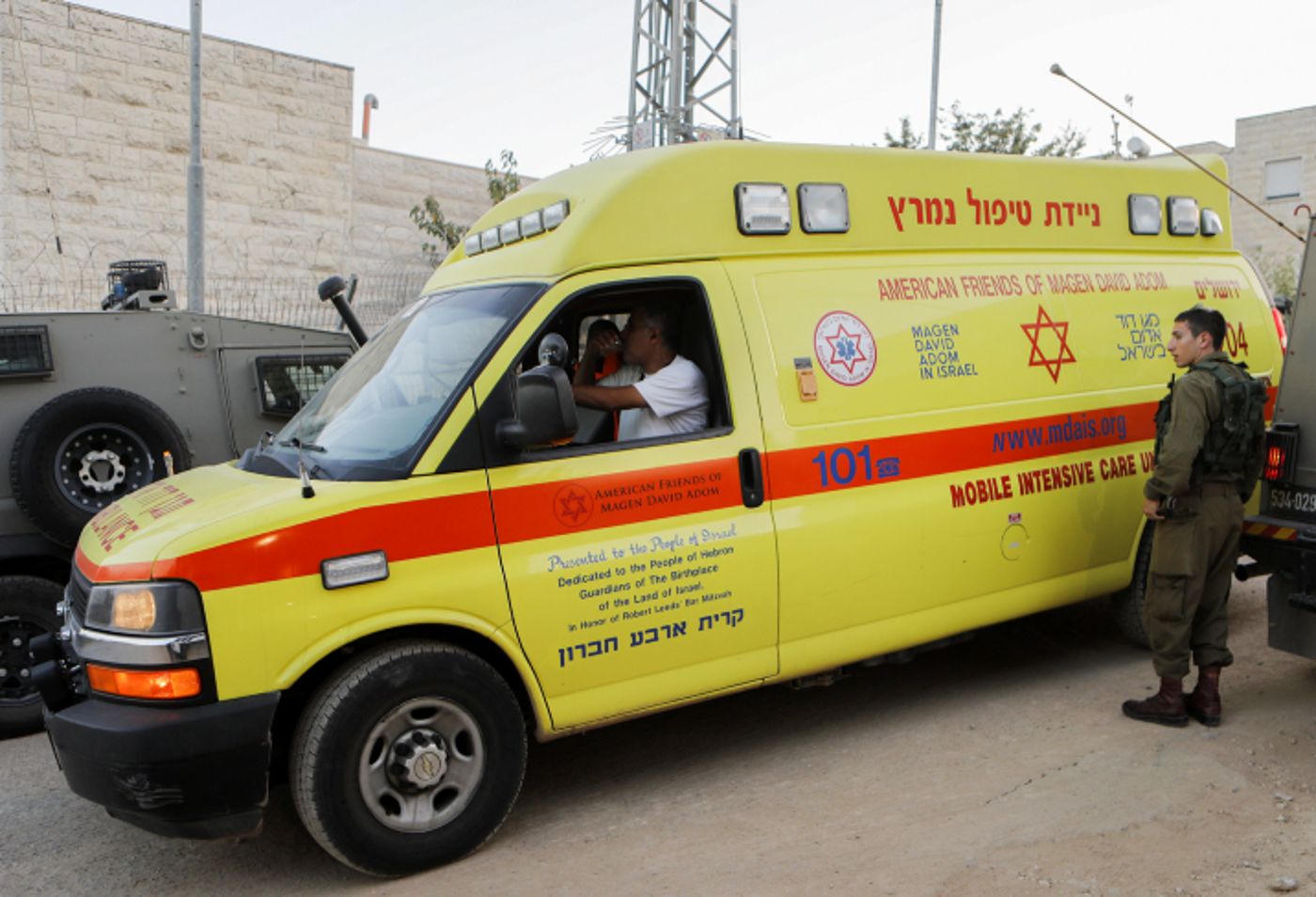 חייל נפצע בפיגוע דקירה בחברון; המחבל חוסל