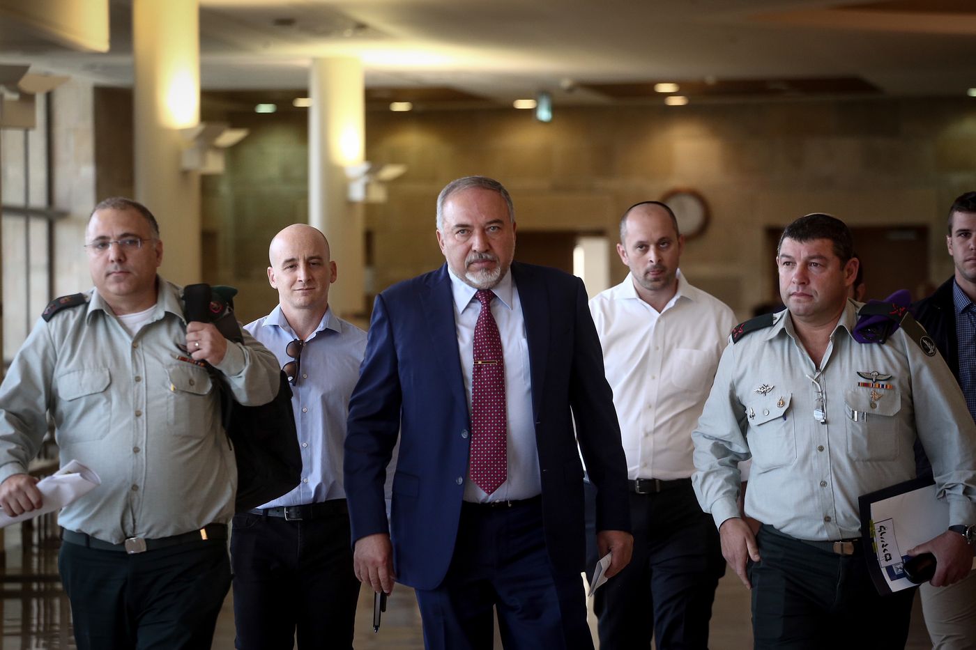 ליברמן לשאלת סרוגים:"בנט מתעסק רק בפוליטיקה"