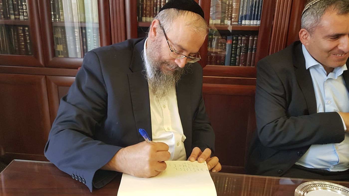 בנו של הרב מרדכי אליהו הודיע על תמיכה באלקין