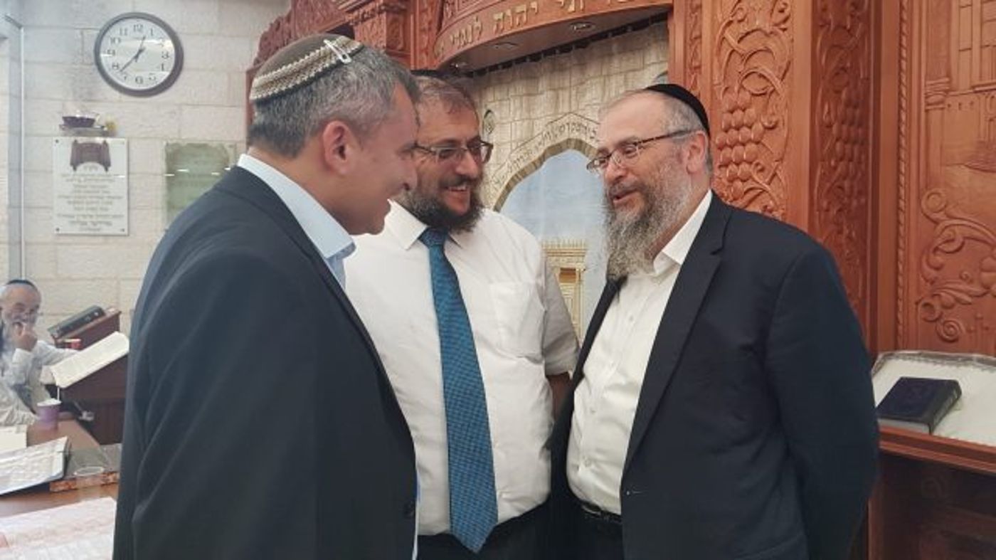 בנו של הרב מרדכי אליהו הודיע על תמיכה באלקין