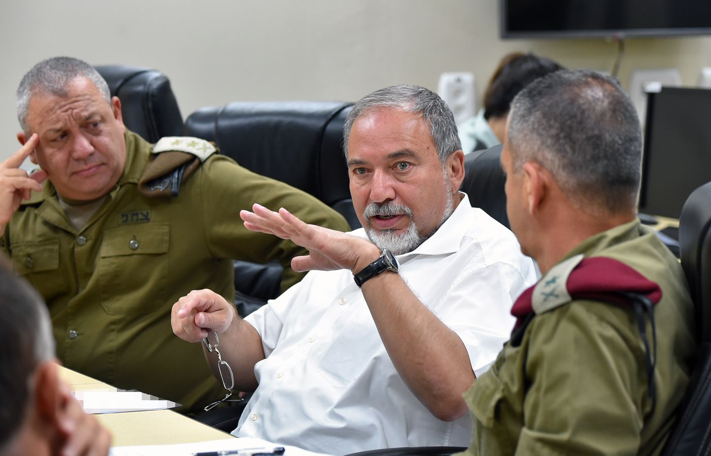 ליברמן: "הבלגה על פציעת הקצין, מזמינה תקיפה נוספת"