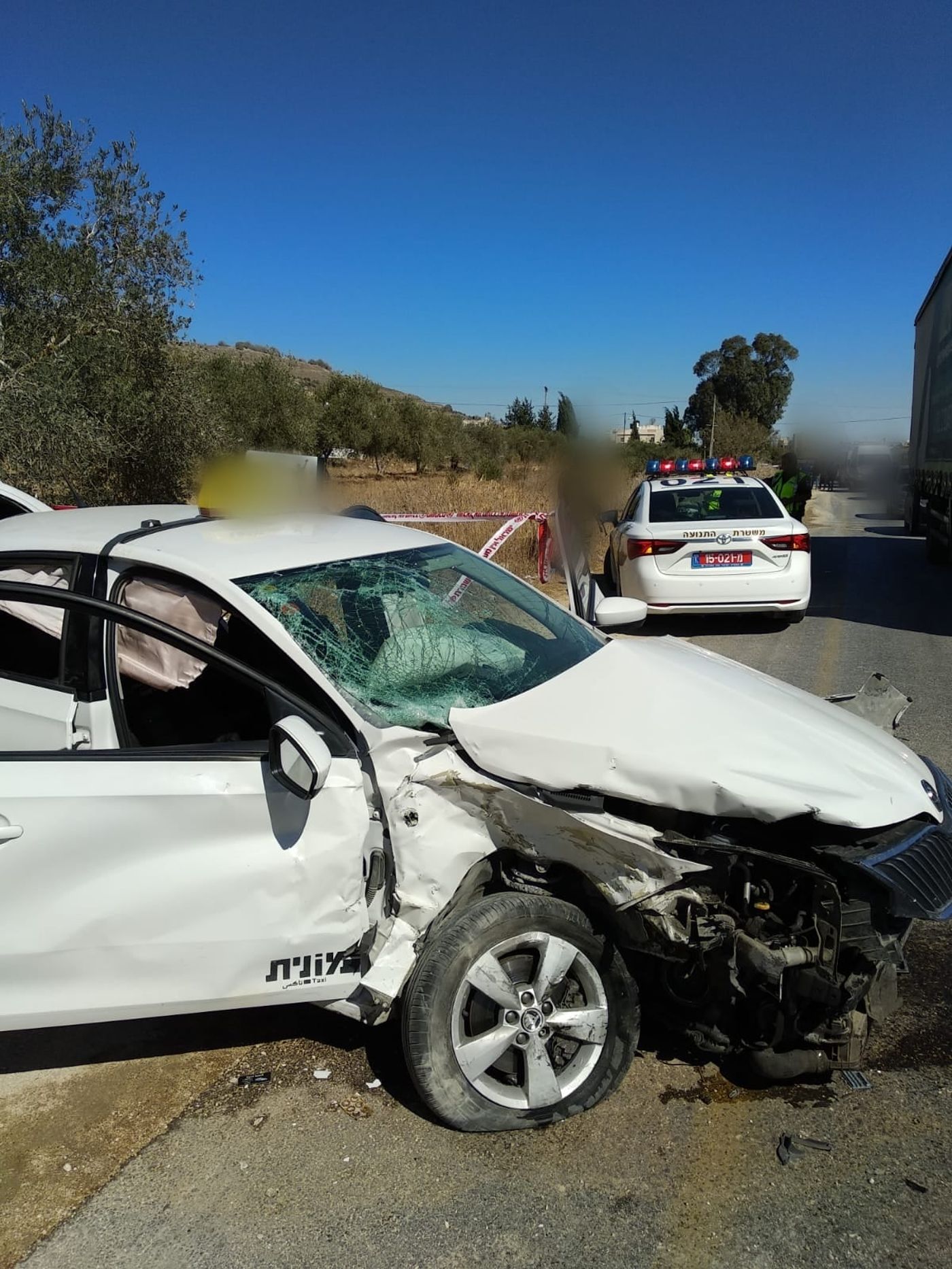 גנב מונית, ברח מהשוטרים והתנגש ברכב. מצבו בינוני