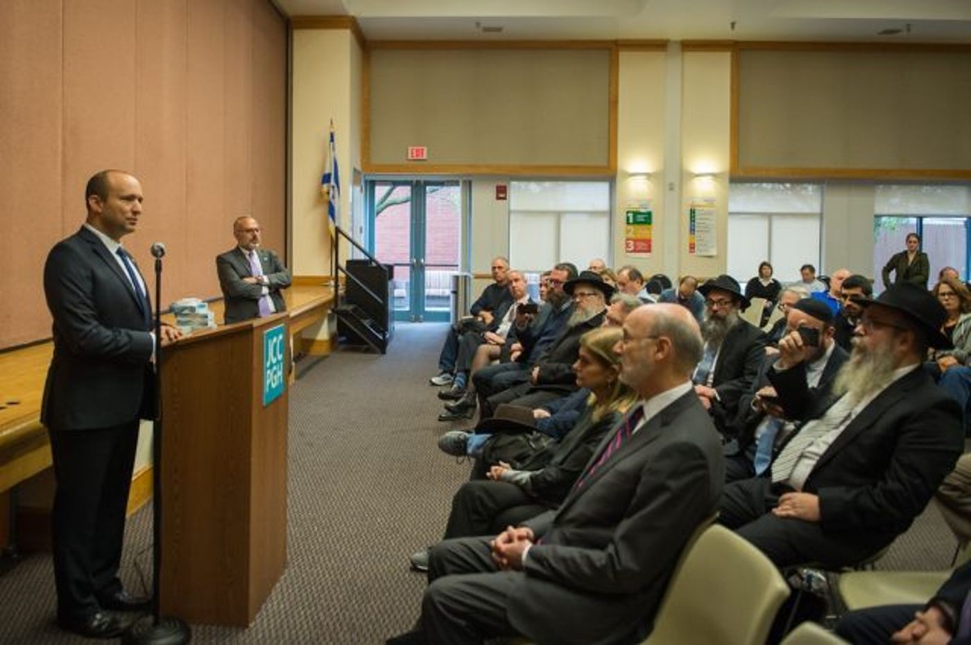 בנאום מול הקהילה היהודית (קרדיט: אלכסי רוזנפלד)