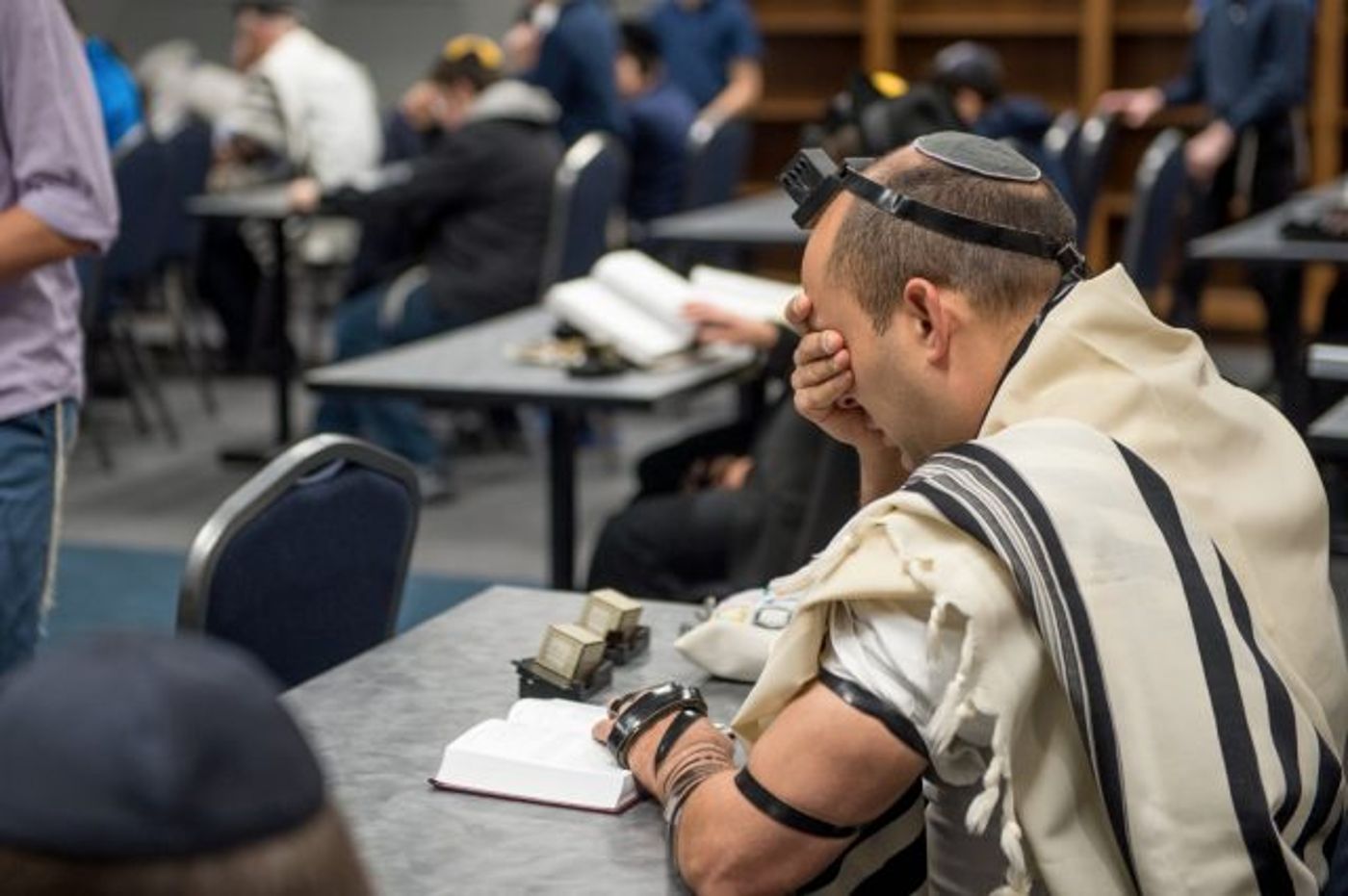 צפו: בנט מתפלל עם הקהילה היהודית בפיטסבורג