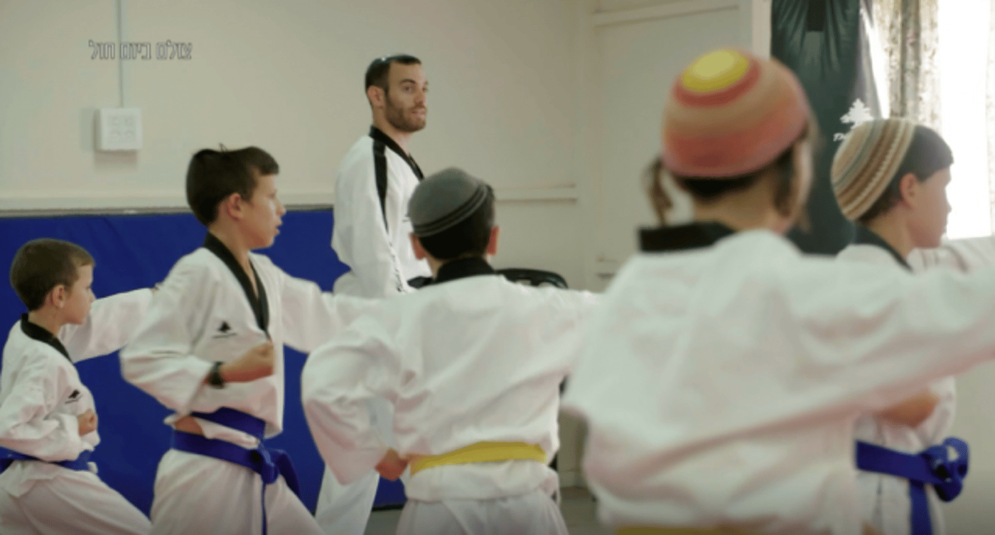 "אמנות הלחימה עוזרת לי להתרכז טוב יותר בלימוד תורה" (צילום מתוך קשת 12)