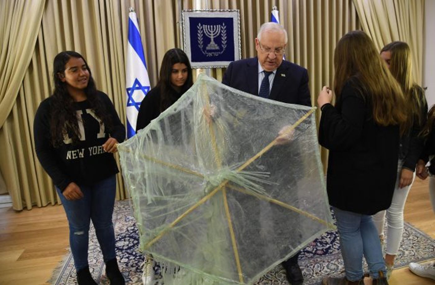 נשיא המדינה מקבל אחד מעפיפוני התבערה