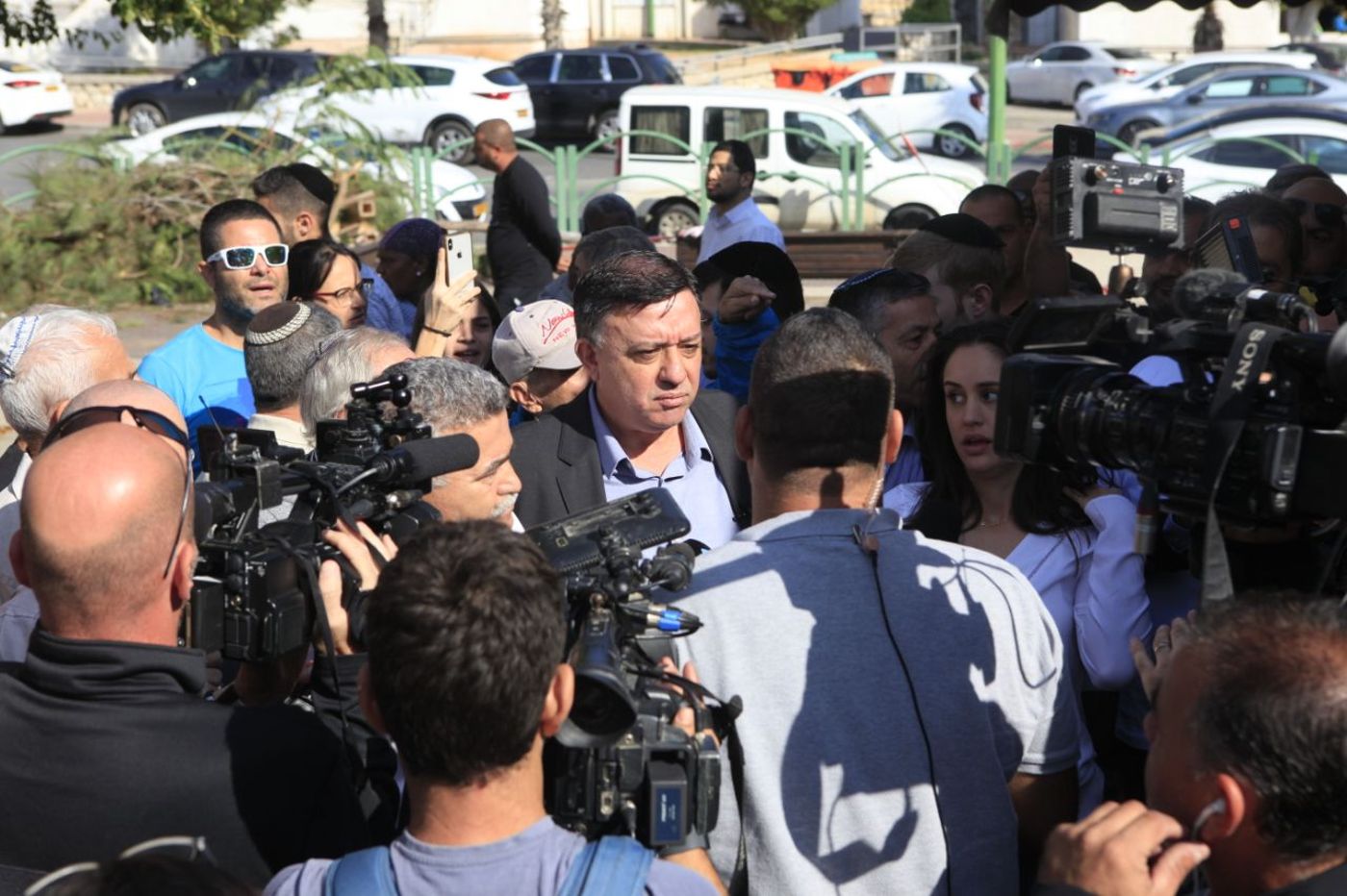 גבאי: נתניהו העביר מיליונים לחמאס וקיבלנו ירי טילים