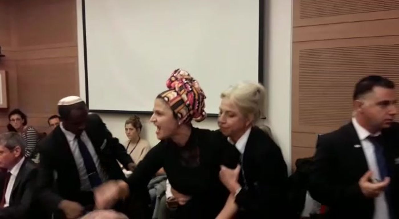 אמה של אדל ביטון התפרצה לעבר זנדברג וסולקה מהדיון