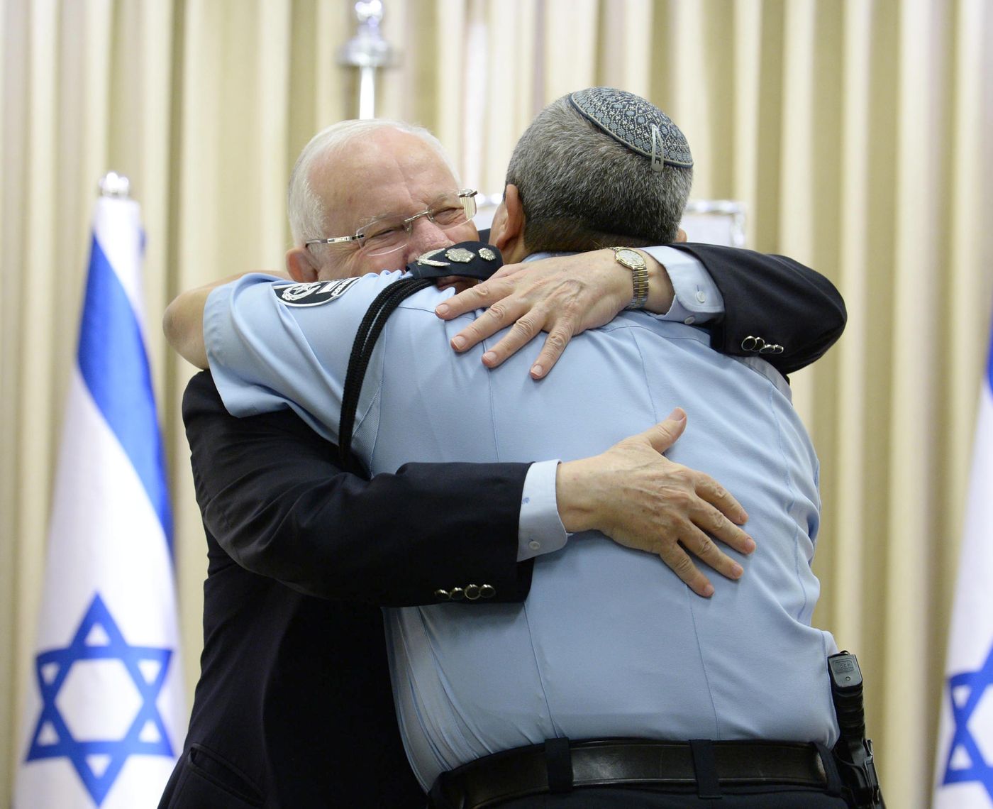 המפכ"ל היוצא: חיבוק הפרידה של אלשיך וריבלין