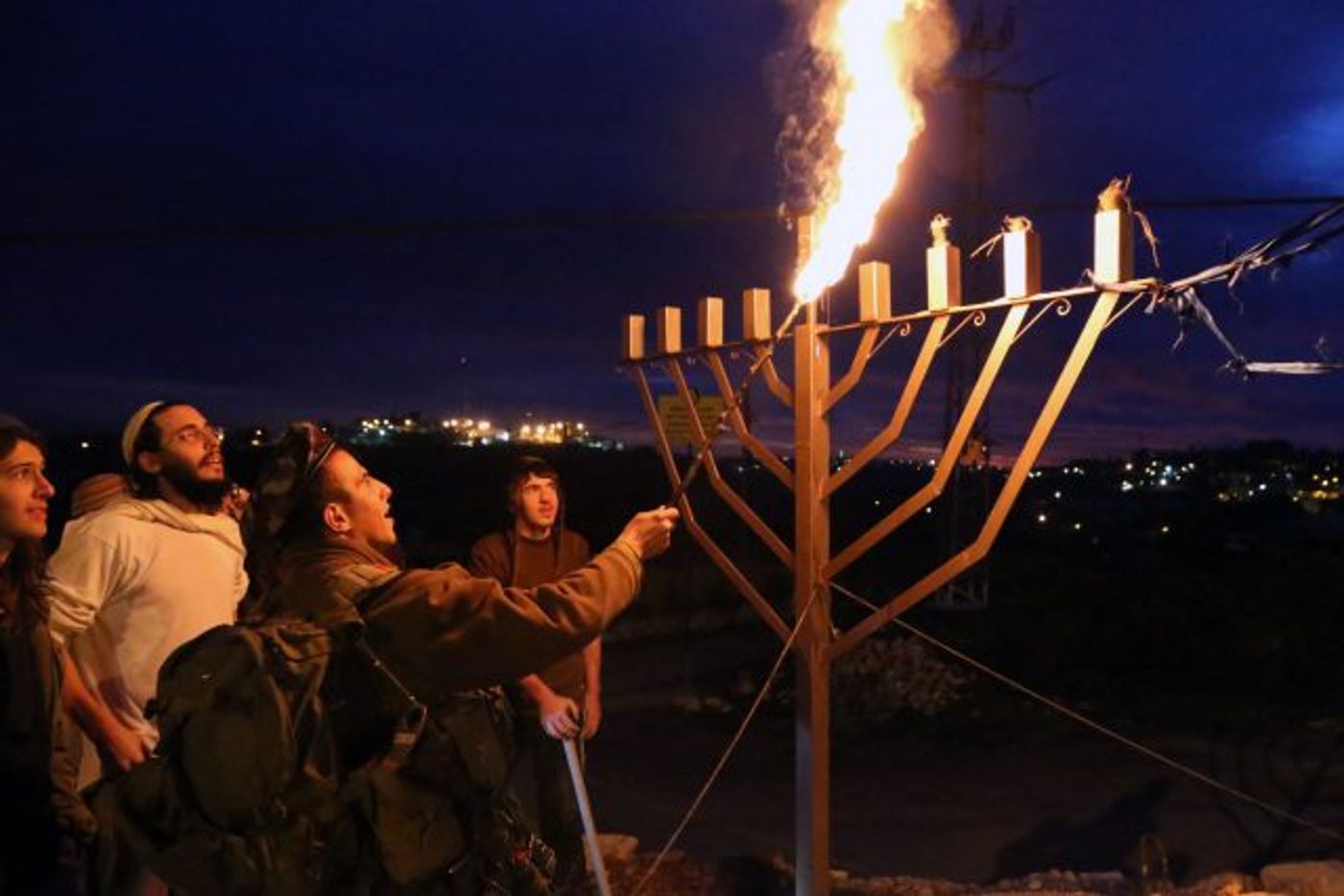 לוחמים מדליקים נרות בגוש עציון (גרשון אלינסון/פלאש90)
