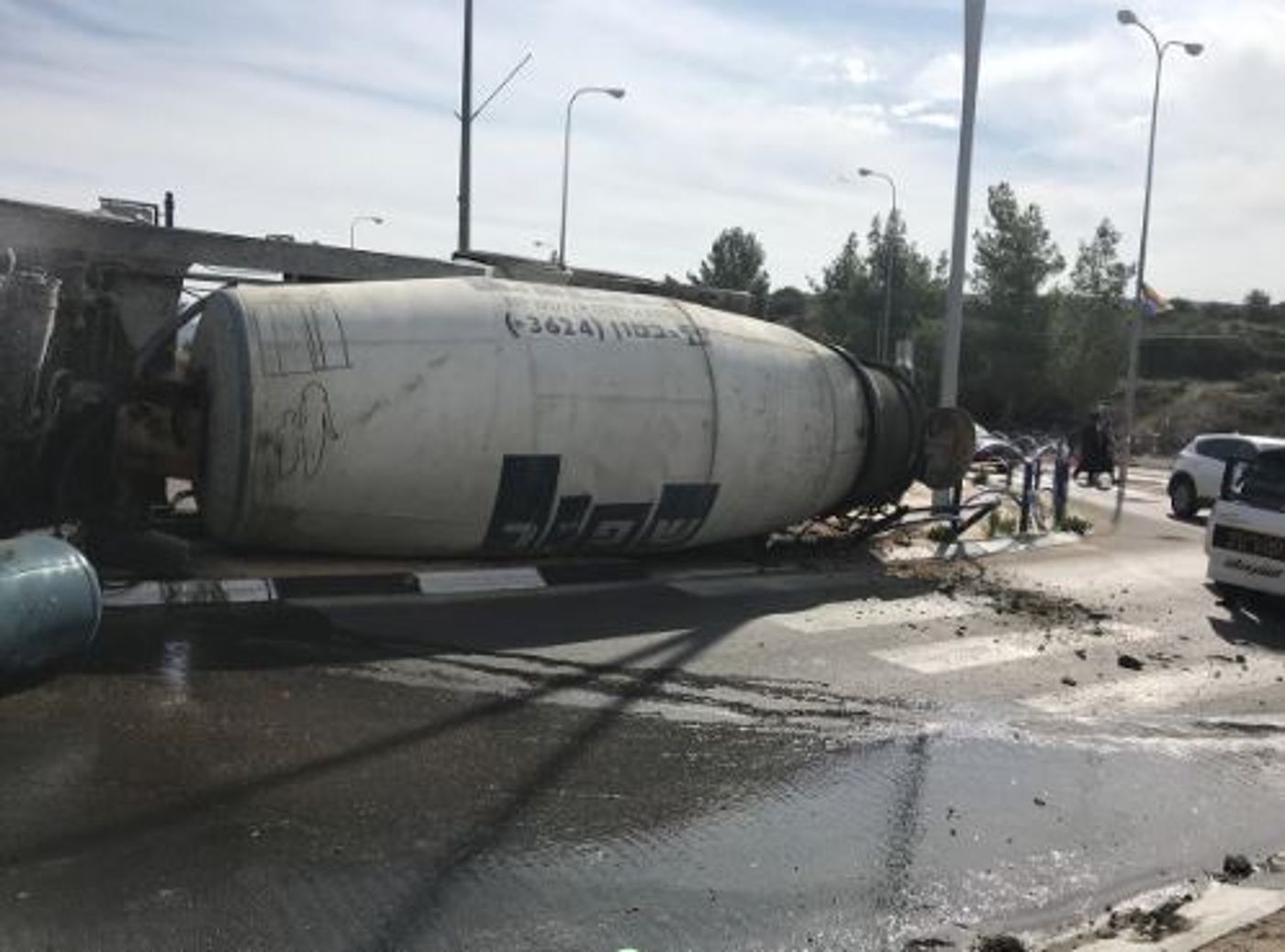 משאית התהפכה בבית שמש, הנהג נפצע בראשו