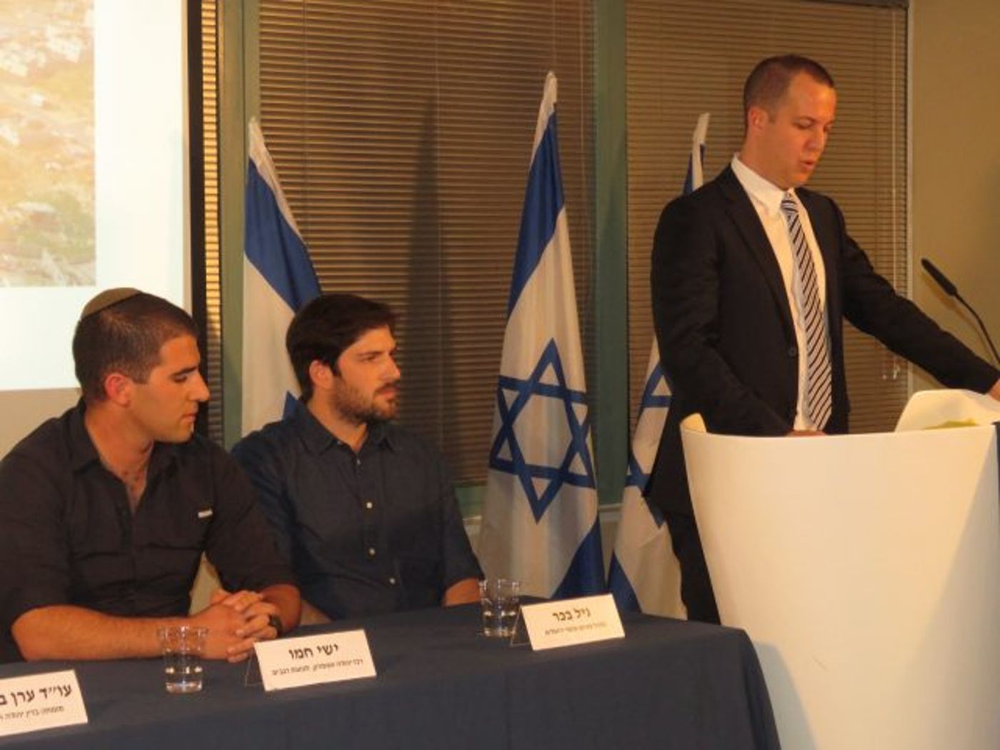 ארגוני ימין במחאה לנתניהו: "פנה את חאן אל אחמר"