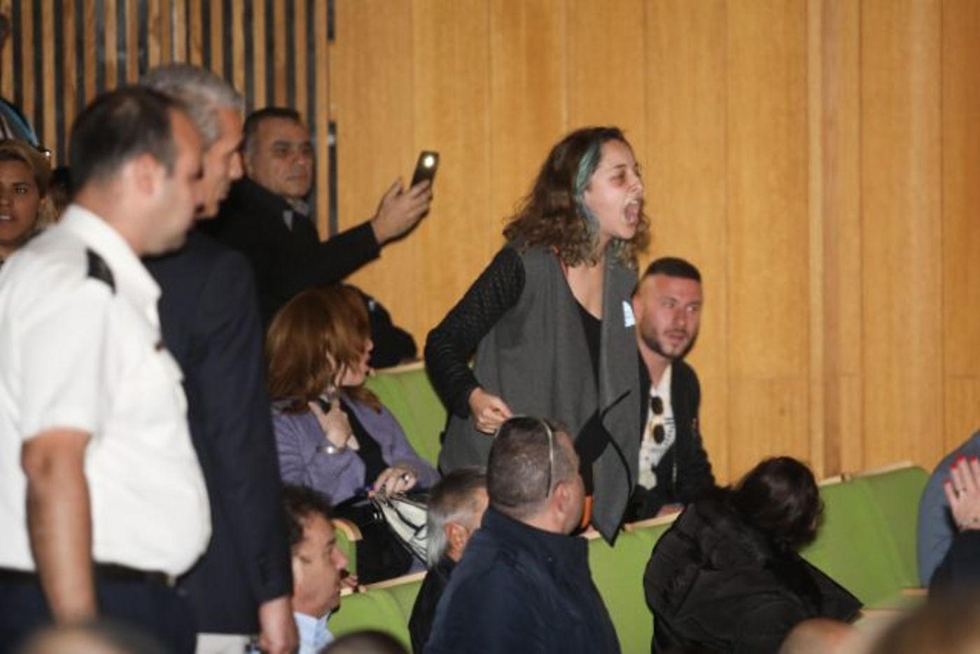 מהומות בטקס הענקת תעודה לאייל גולן.