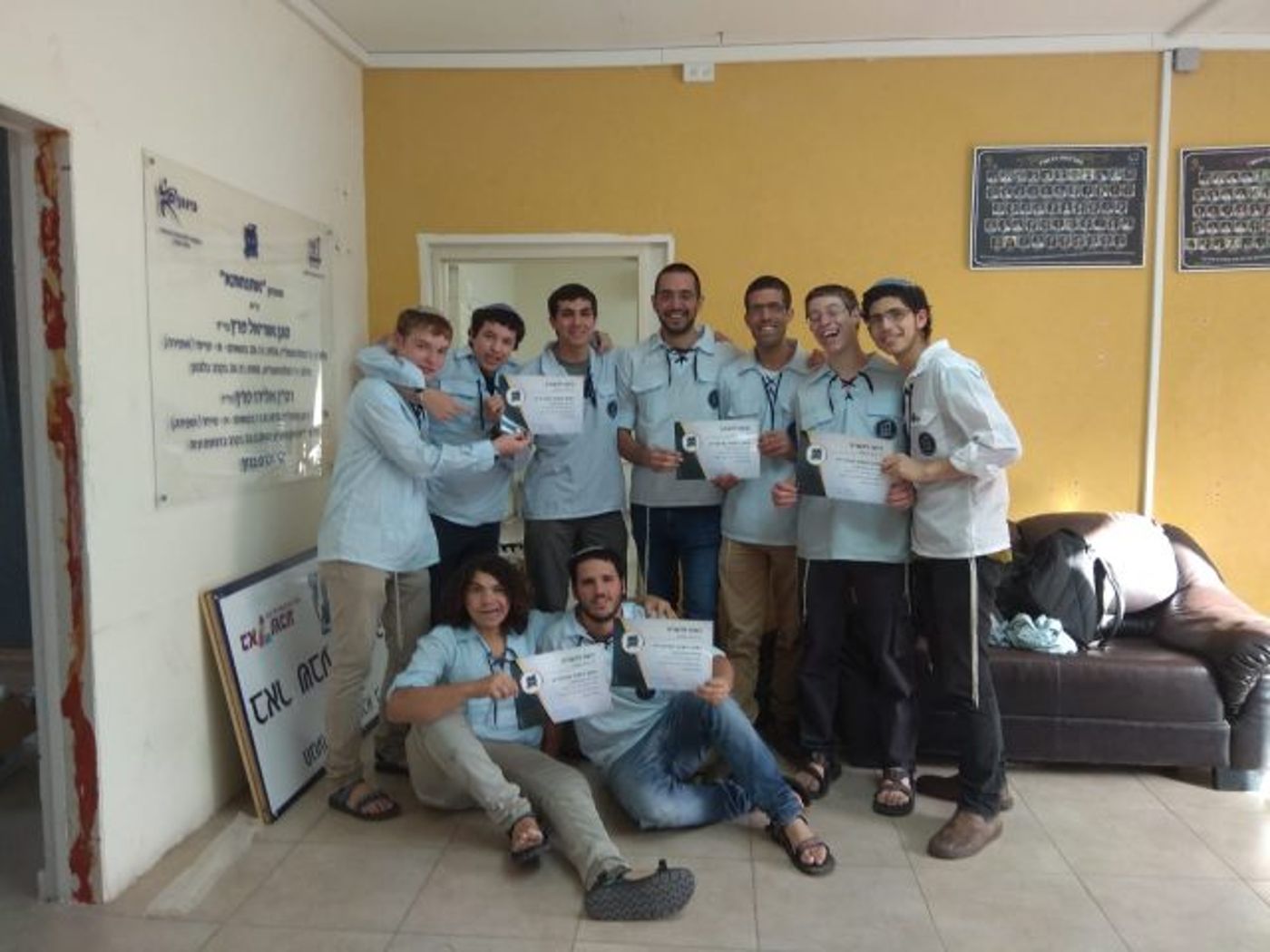 חניכי בני עקיבא יצאו לעודד עסקים שומרי שבת