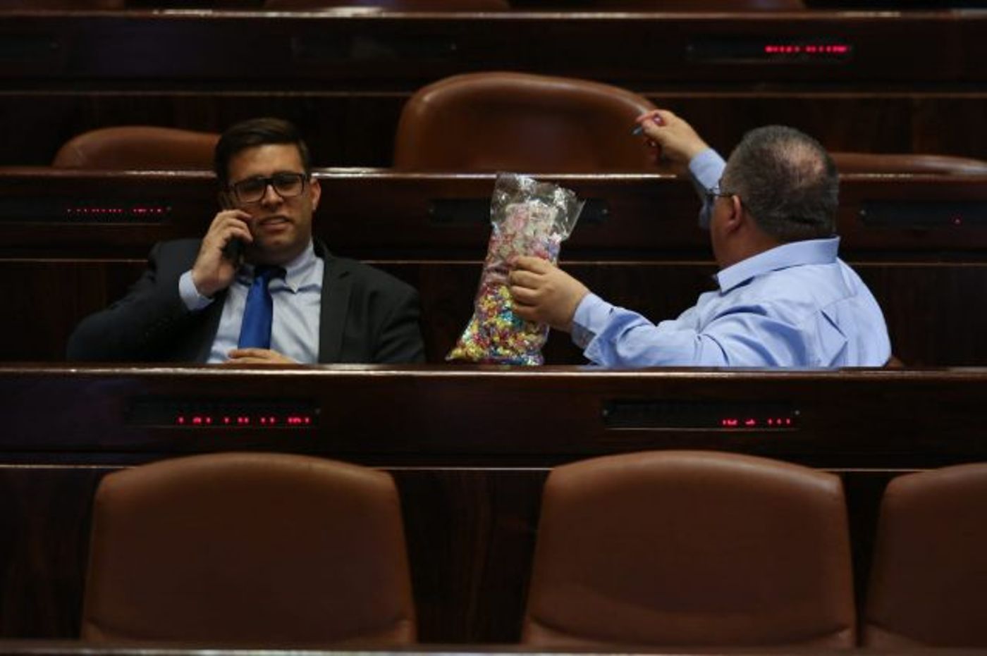 מחלקים סוכריות לפני שהולכים הביתה