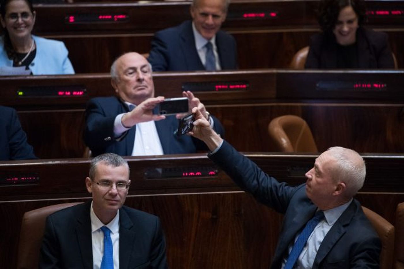 תיעוד אחרון: הח"כים בסלפי פרידה מהכנסת • גלריה