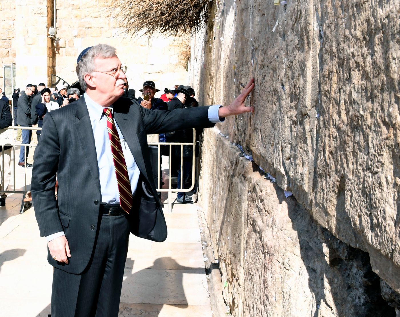 צפו: היועץ האמריקני לביטחון מבקר בכותל