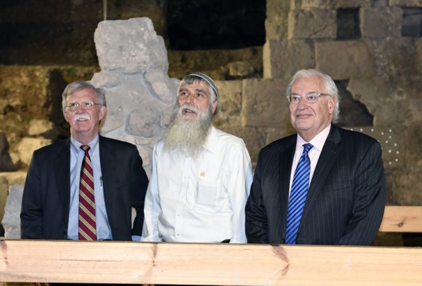 צפו: היועץ האמריקני לביטחון מבקר בכותל
