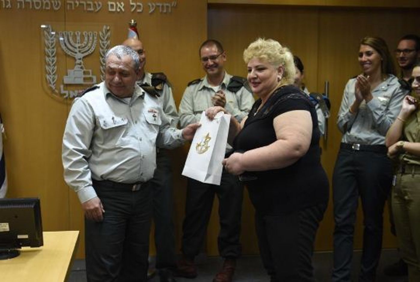 הרמטכ"ל מעניק מתנה למאיה עובדת הניקיון שמהווה חלק בלתי נפרד מצוות הלשכה