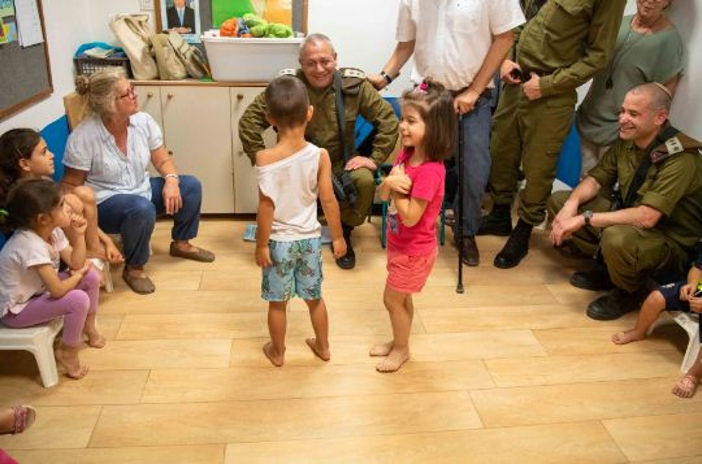 הרמטכ"ל בביקור בגן שספג פגיעת רקטה במועצה האזורית אשכול ב-29 במאי 2018