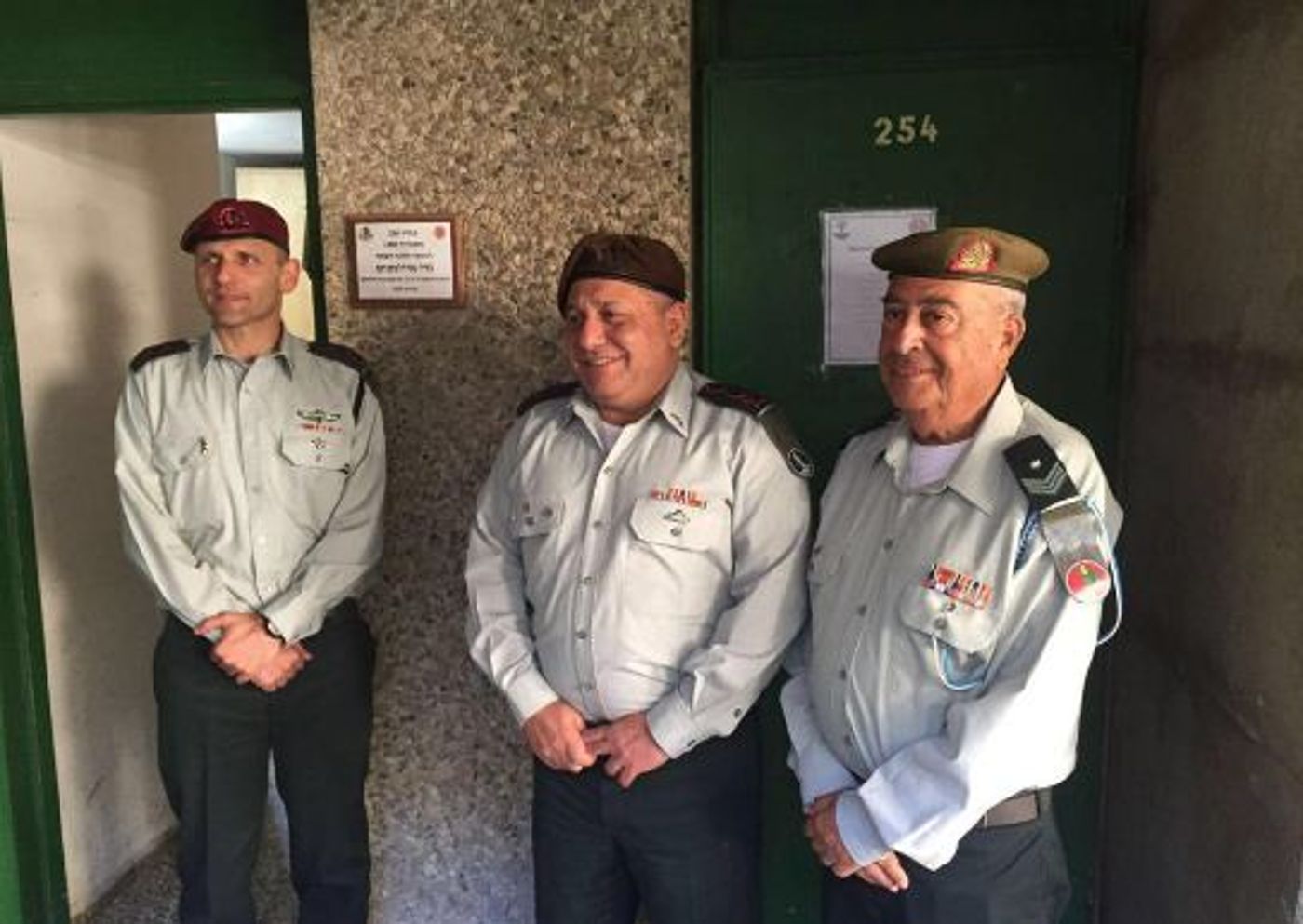 הרמטכ"ל על יד החדר בו ישן כצוער בבה"ד 1 עם רנ"ג יצחק טאיטו