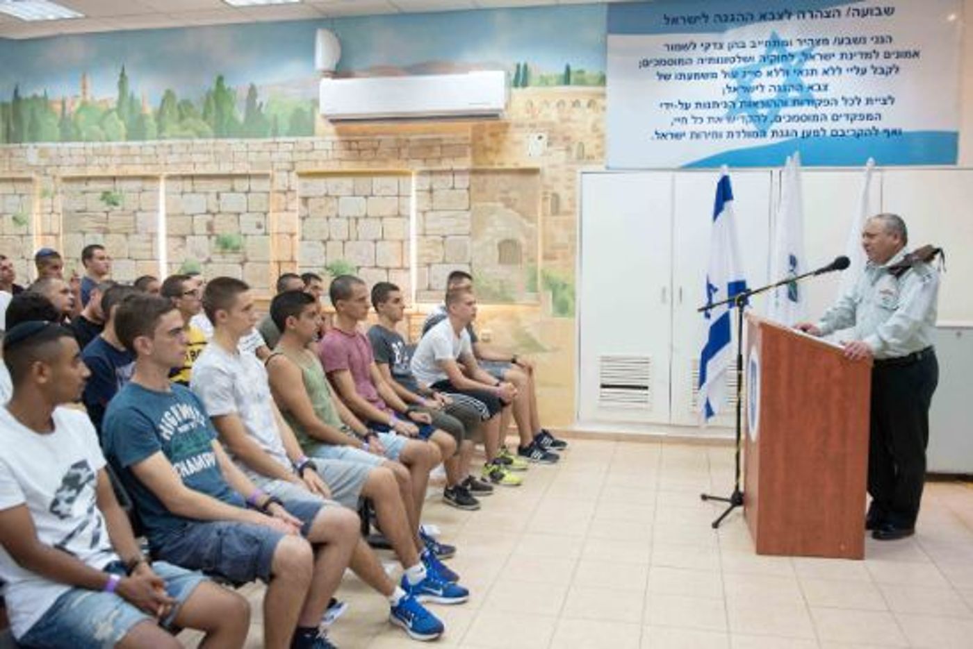 הרמטכ"ל בשיחה עם מתגייסים בבקו"ם