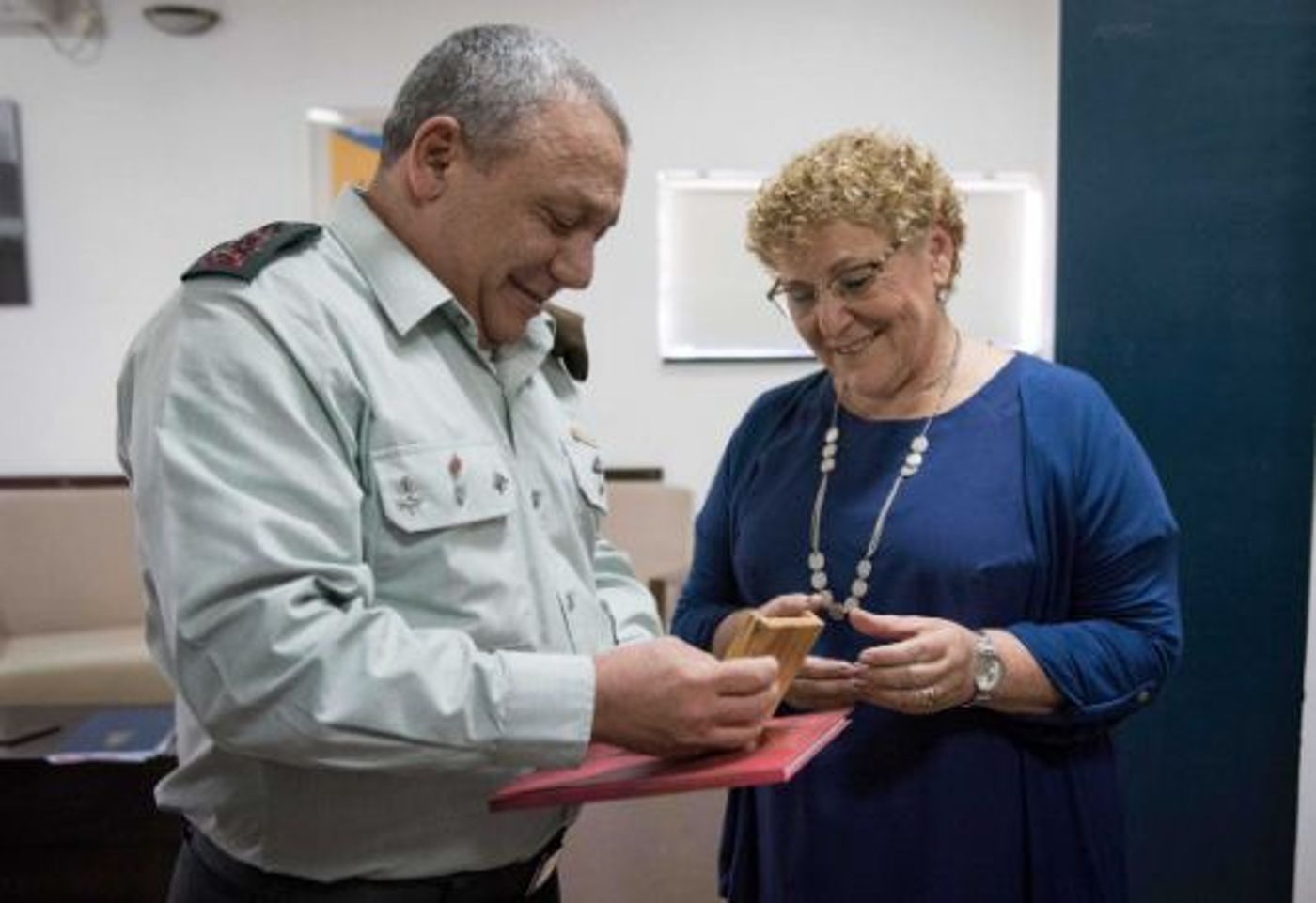 הרמטכ"ל מברך את הגברת מרים פרץ לאחר זכייתה בפרס ישראל למפעל חיים