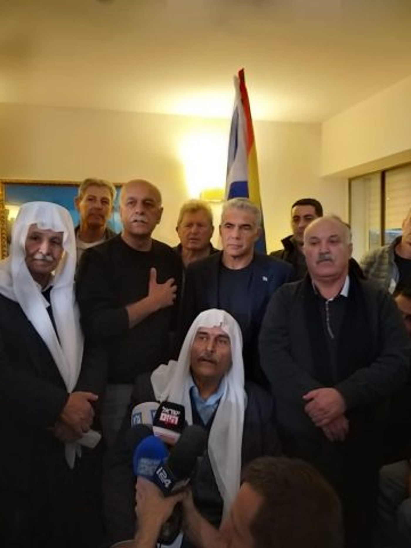 אחרי גנץ: מחאה נגד חוק הלאום מול ביתו של לפיד