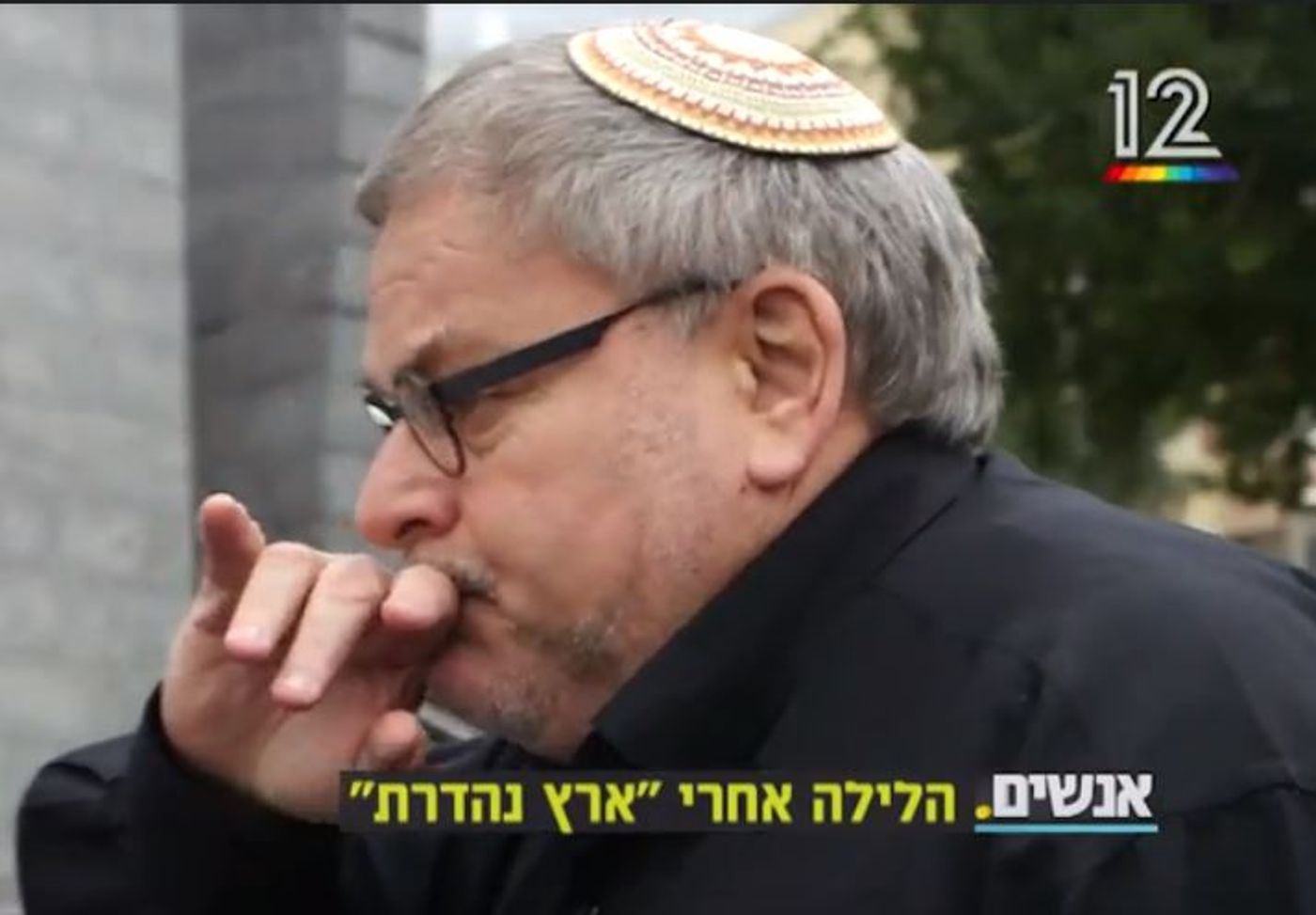 צפו: העיתונאי הסרוג הוותיק נשבר מול המצלמות