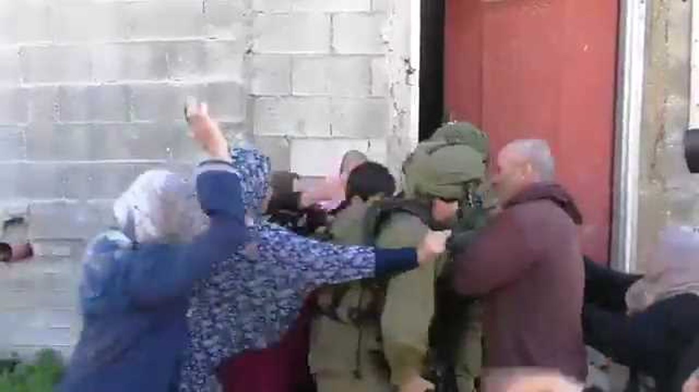 מביש: לוחמי צה"ל חוטפים מכות מפלסטיניות