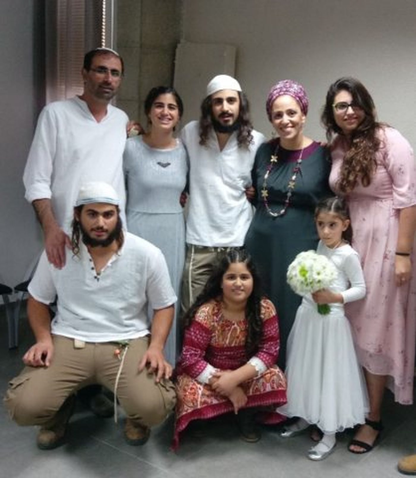 ינון ומשפחתו ביום החתונה בתוך הכלא. צולם בתוך הכלא באדיבות שב"ס.