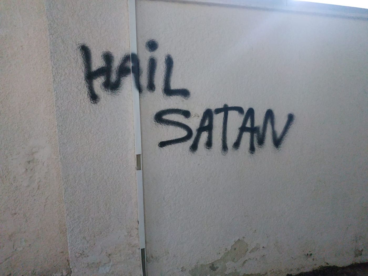 גרפיטי של כת השטן על קיר בית כנסת בנתניה