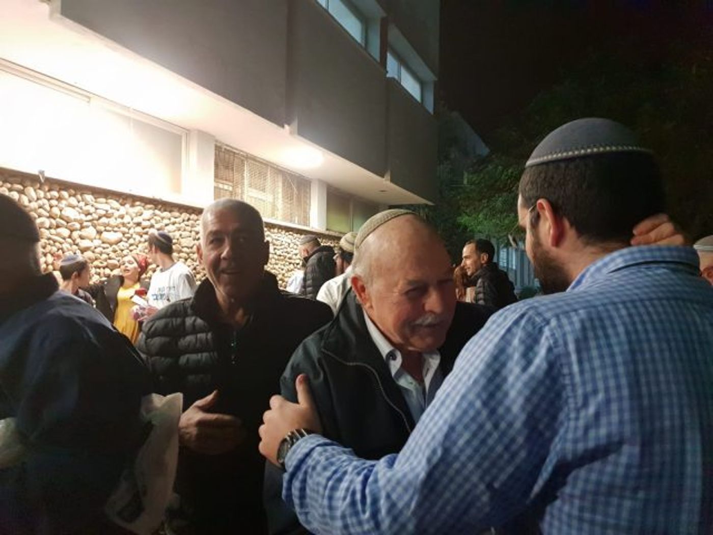 ח"כ ניסן סלומינסקי מחבק את אחד מחברי המרכז