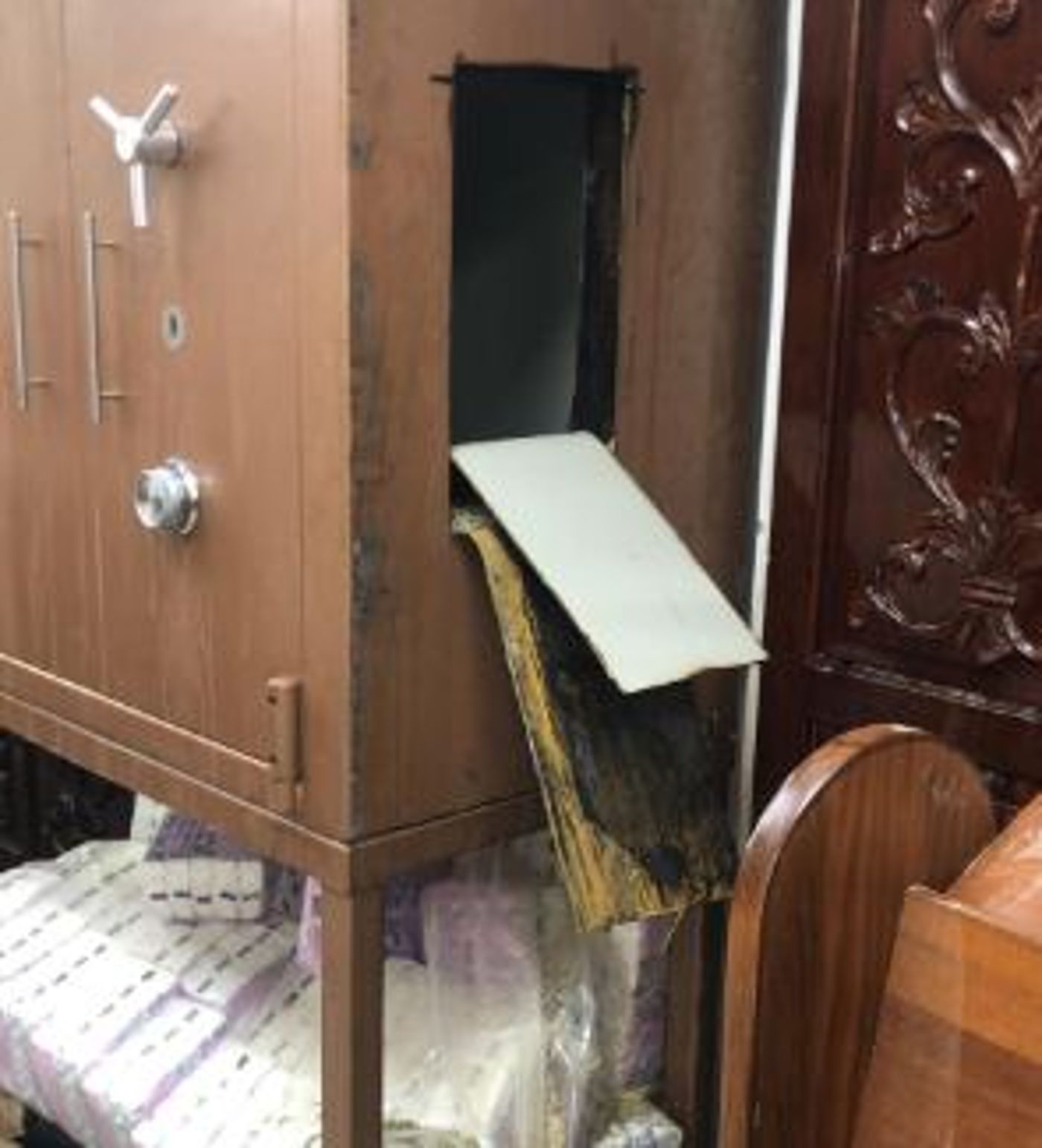 חומצה על ספרי התורה: בית כנסת הושחת בירושלים
