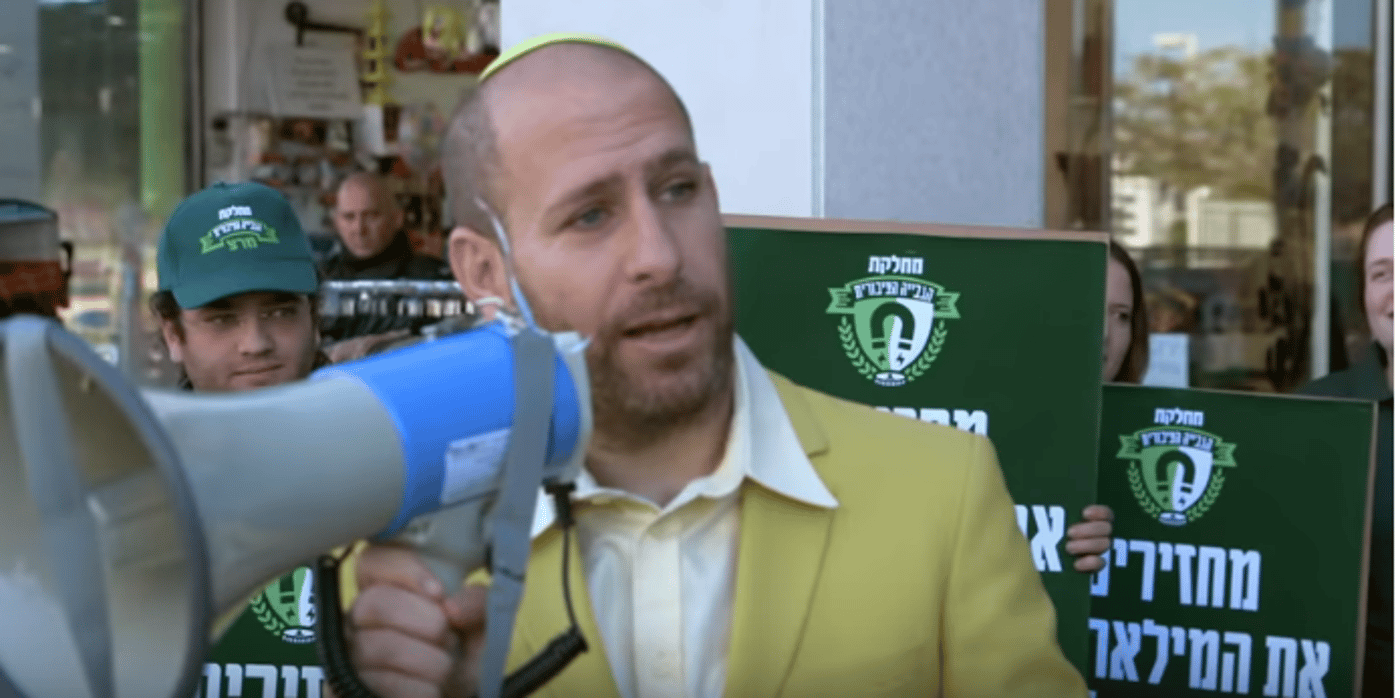 בזכות הבחירות: חנוך דאום חוזר למסך