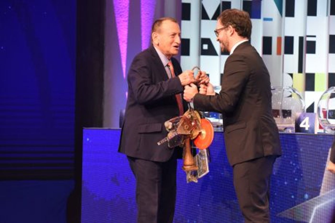 צפו: האם יזהר כהן הולך להופיע באירוויזיון הקרוב?