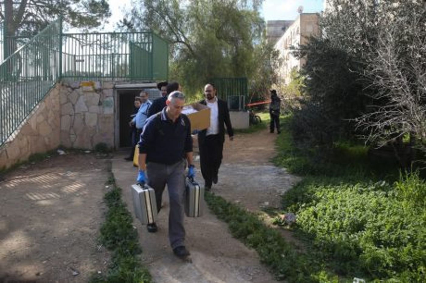 המומים וכואבים: תיעוד חילול בית הכנסת בירושלים