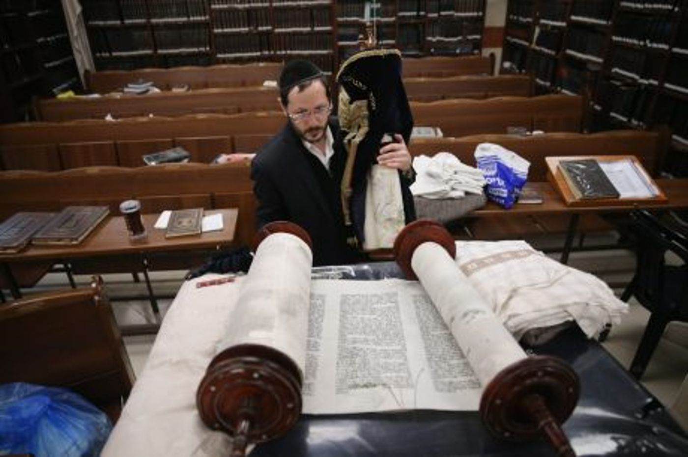 המומים וכואבים: תיעוד חילול בית הכנסת בירושלים