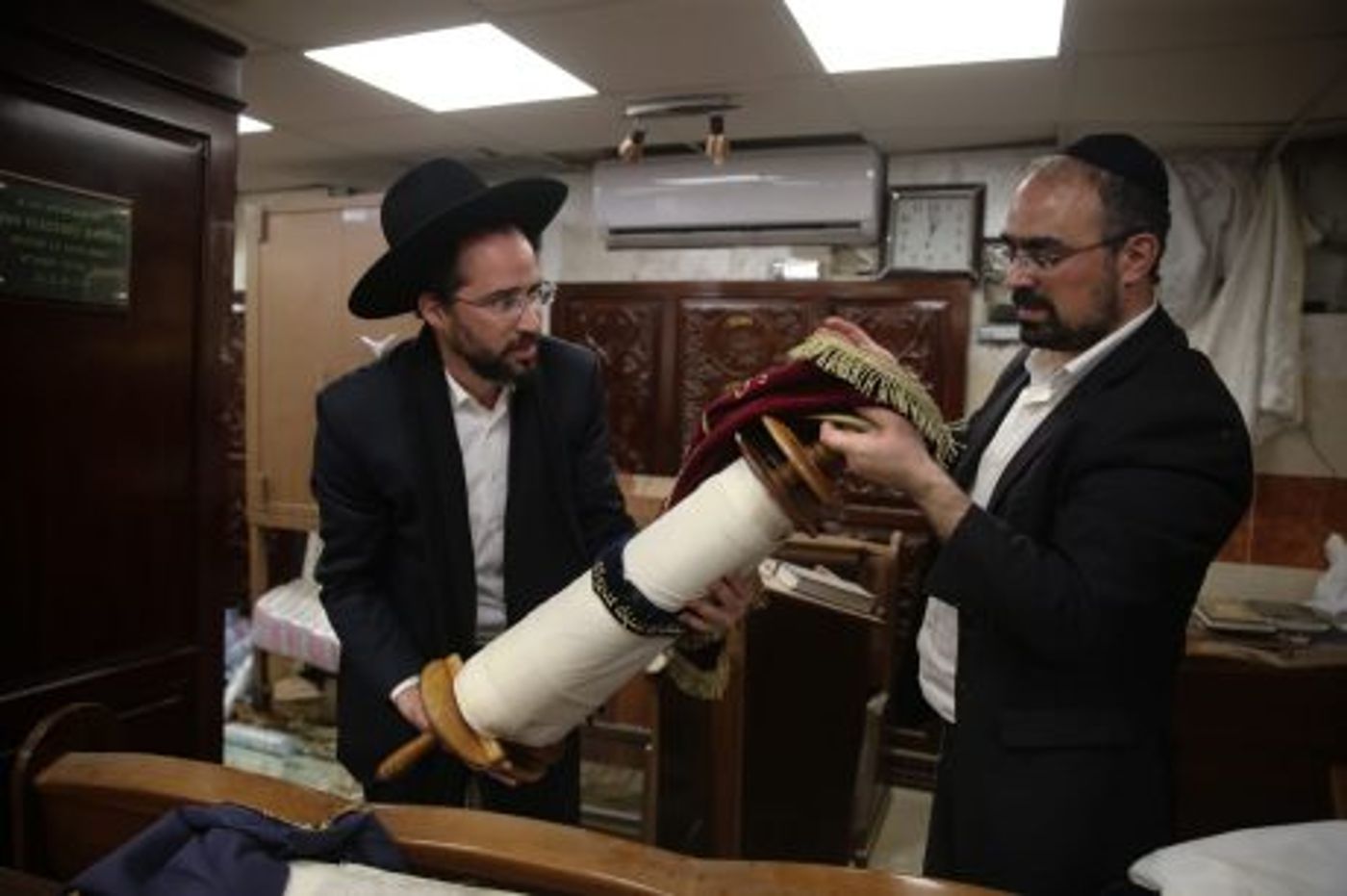 המומים וכואבים: תיעוד חילול בית הכנסת בירושלים