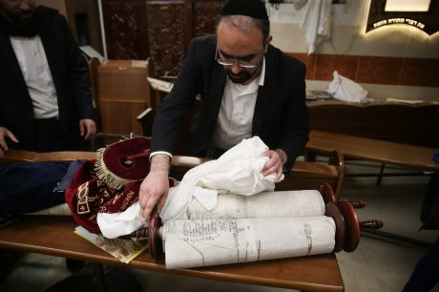 המומים וכואבים: תיעוד חילול בית הכנסת בירושלים