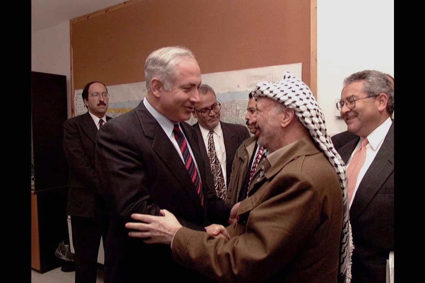 גנץ לנתניהו: גירשת יהודים. שילמת פרוטקשן לחמאס