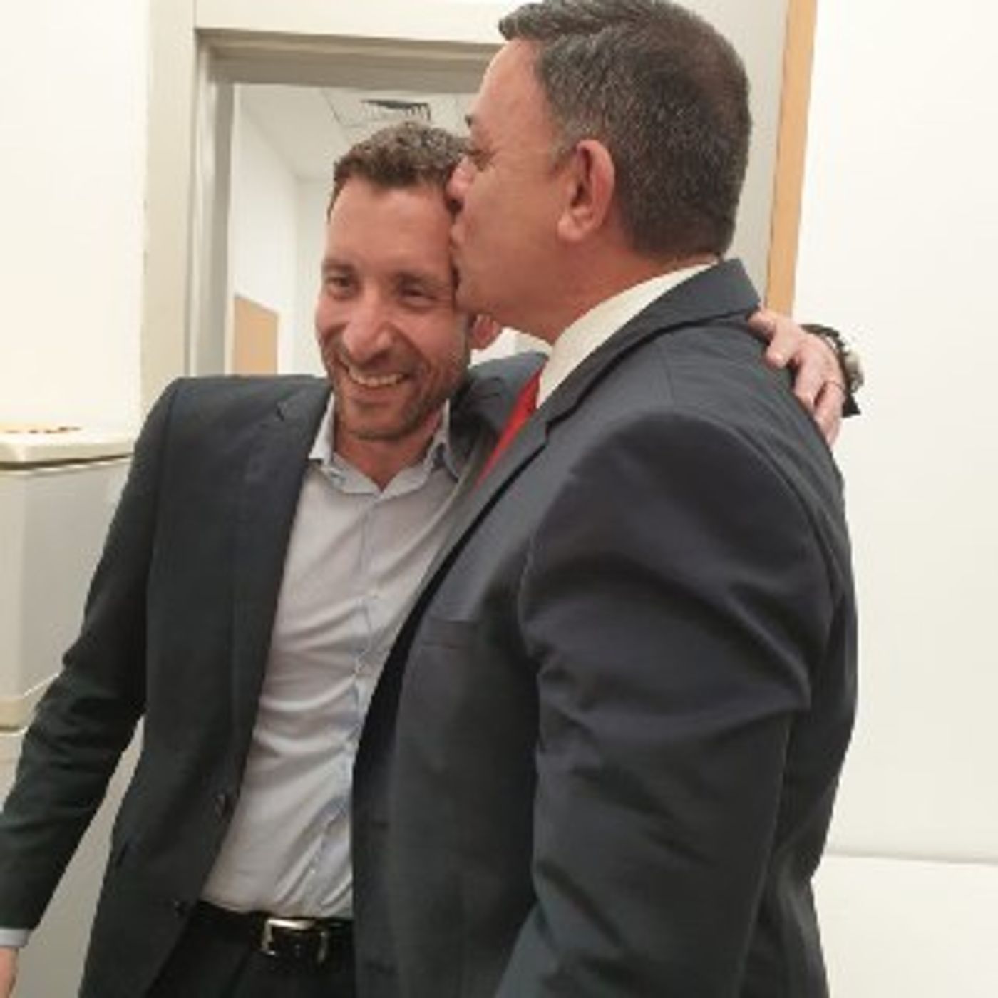 נשיקה לשמולי לאחר הניצחון